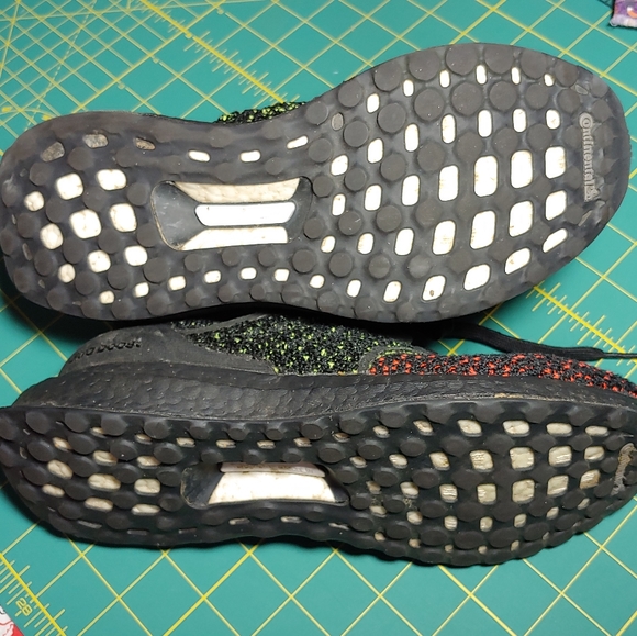 Adidas UltraBoost kids sneakers size 4 - Picture 4 of 6